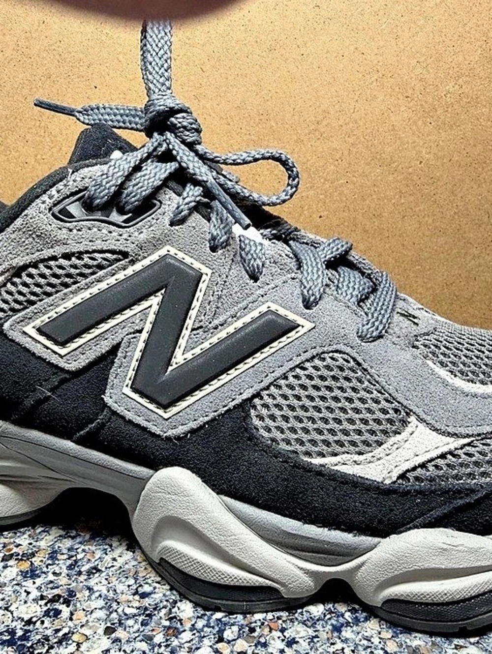 New Balance 9060 Men's Gray & Black US 8 Athletic Sneakers Like New